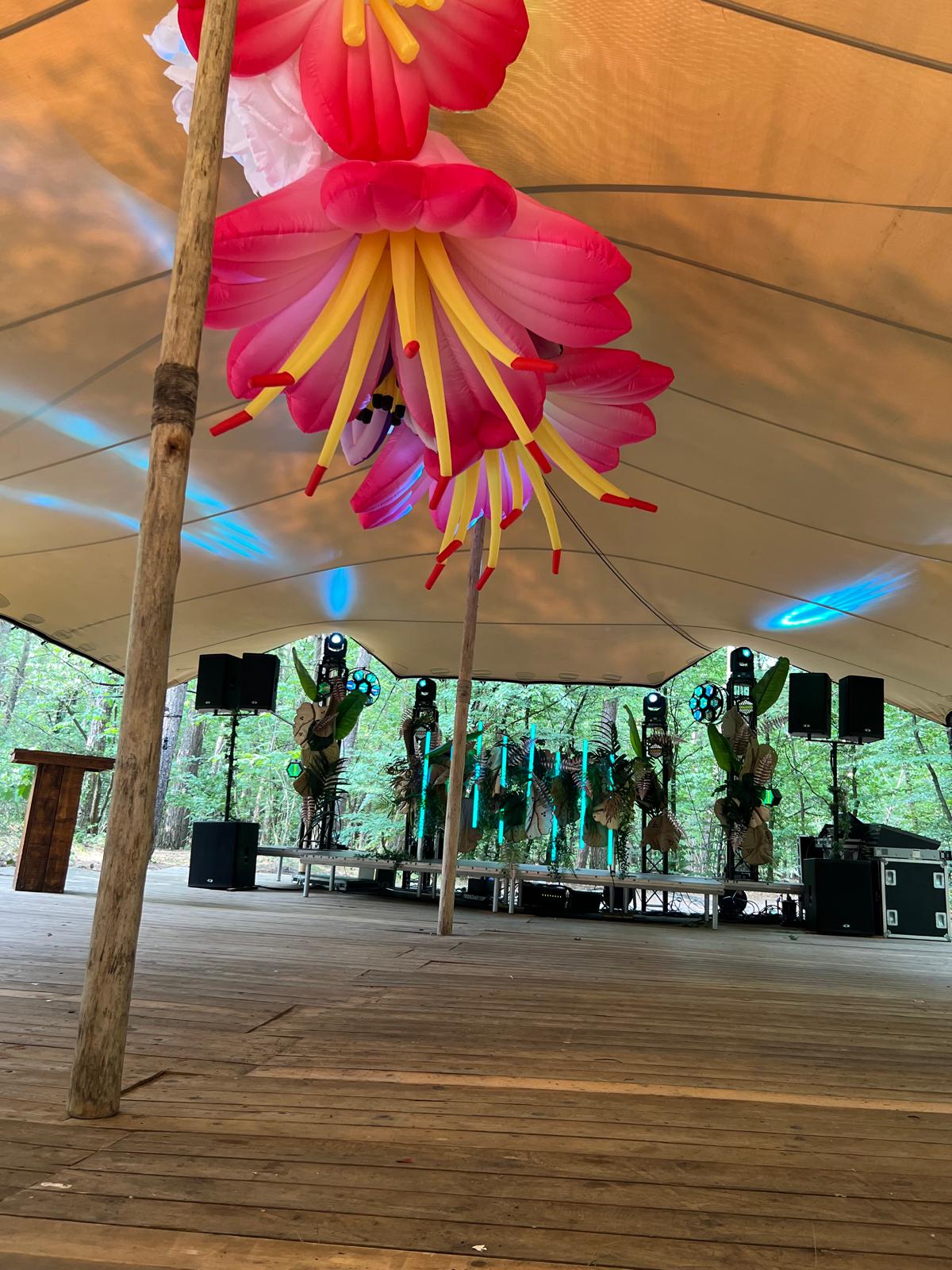 Magische Bosbruiloft met Sfeervolle Verlichting - Overdag