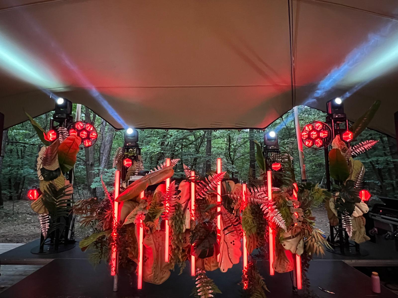 Magische Bosbruiloft met Sfeervolle Verlichting - DJ Booth