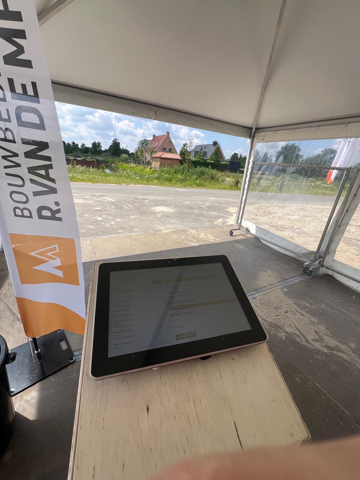 Interactieve naambeleving tijdens bouwopeningen voor Van de Mheen - Touchscreen interface